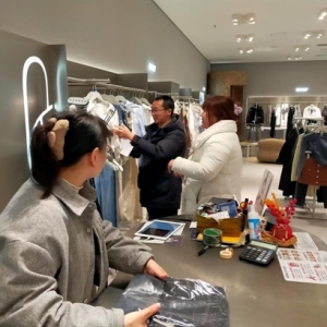 服装掉色引纠纷 消保委助消费者维权成功
